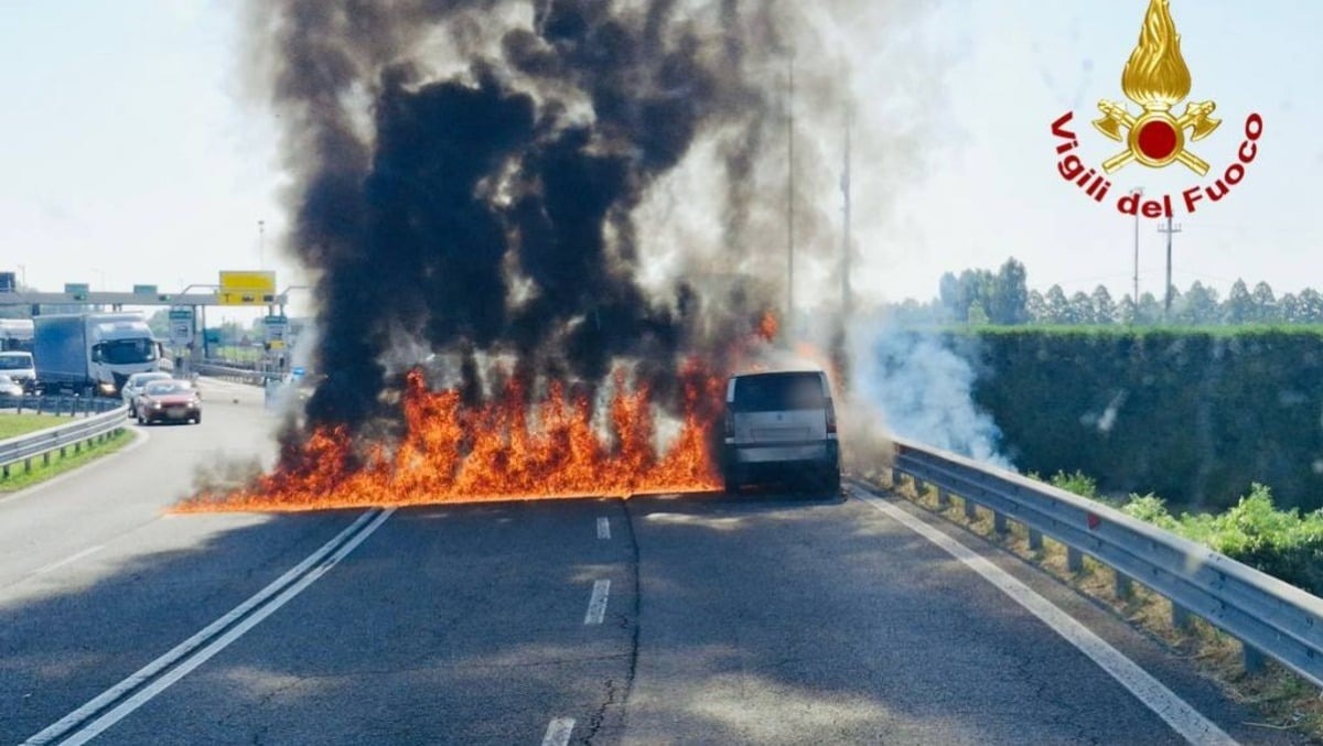 Silea, veicolo in fiamme davanti a Treviso Sud: accesso al casello fermato per oltre un'ora