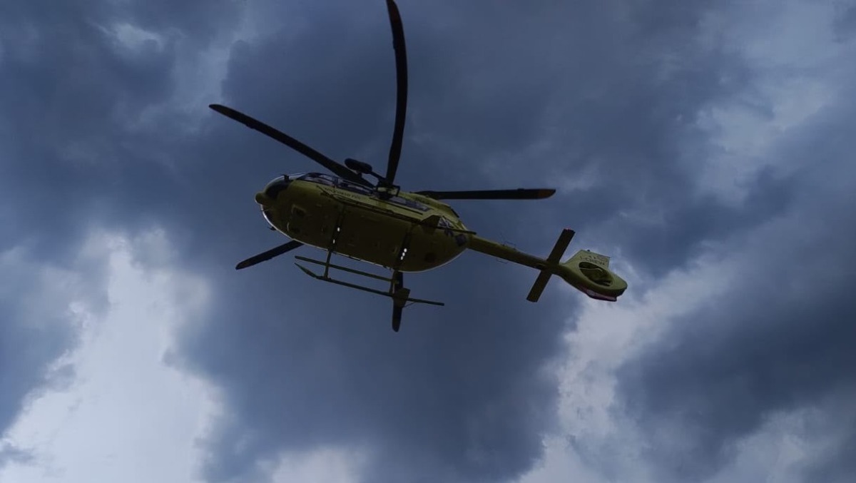 Si chiude la vela e il parapendio finisce su un faggio: soccorsa giovane pilota - 