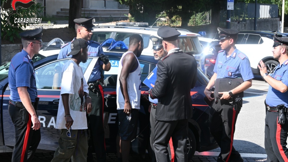 Controlli in centro a Pordenone: droga nei parchi, un locale nei guai e una 16enne ritrovata - 
