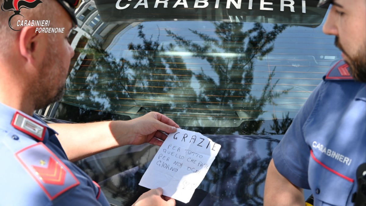 Anziano si avvicina ai Carabinieri e consegna un biglietto: "Grazie per tutto quello che fate per noi" - 