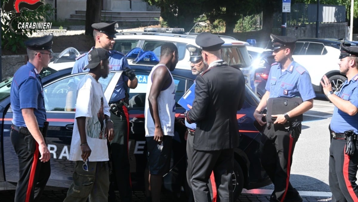 Parchi e piazze sotto osservazione a Pordenone: sequestri di hashish, verifiche nei locali e una minorenne riportata a casa