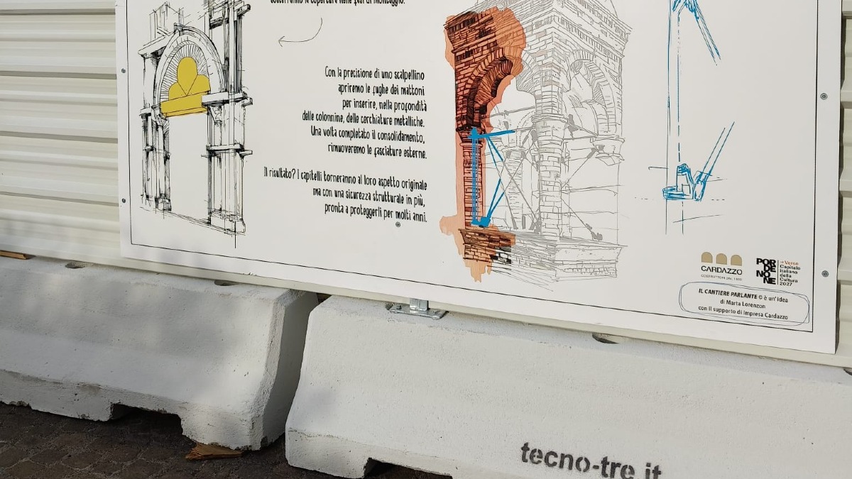 Pordenone, sul cantiere del Municipio teli illustrati spiegano i lavori ai pinnacoli - 