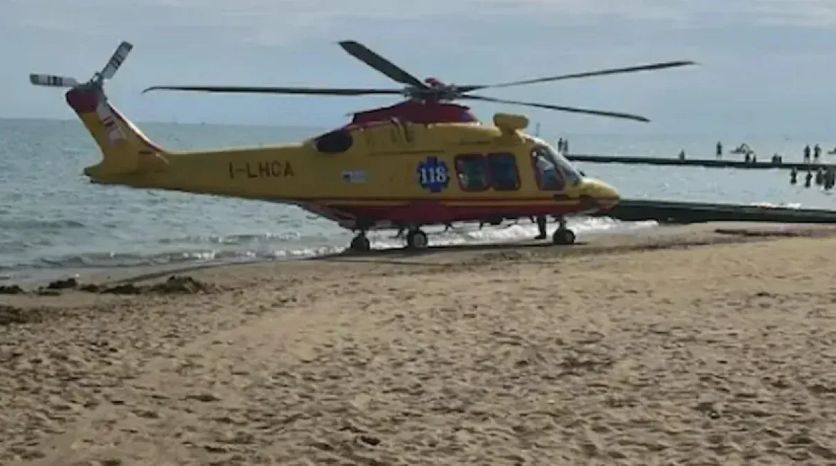 Bagnini vedono un uomo galleggiare e si tuffano: 70enne muore sulla spiaggia - Immagine di repertorio