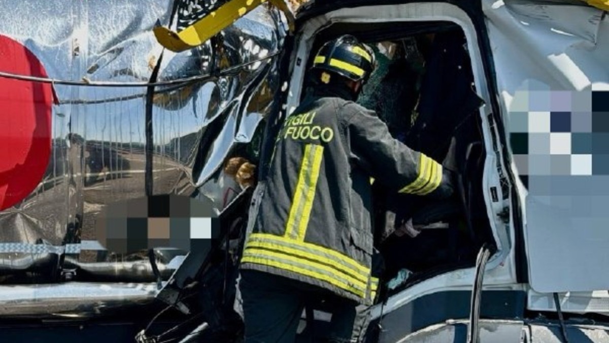 Ancora un tamponamento tra camion in A4: autista incastrato, un’auto cade dalla bisarca - 