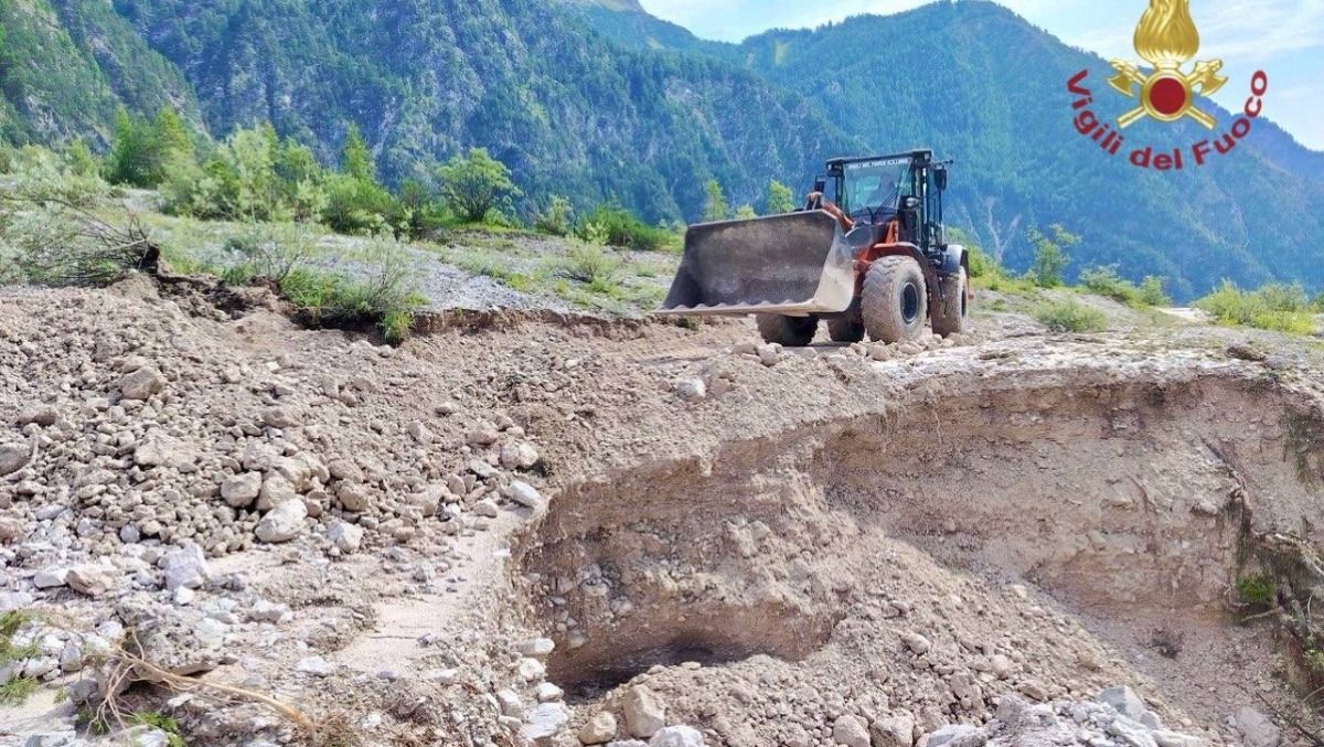 Calalzo di Cadore, la frana blocca la strada: isolata una baita con 60 scout | VIDEO - 