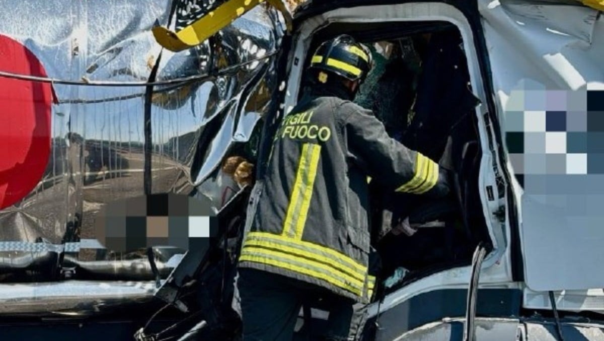A4 nel Padovano, scontro tra tir: dalla bisarca piomba un’auto in carreggiata - 