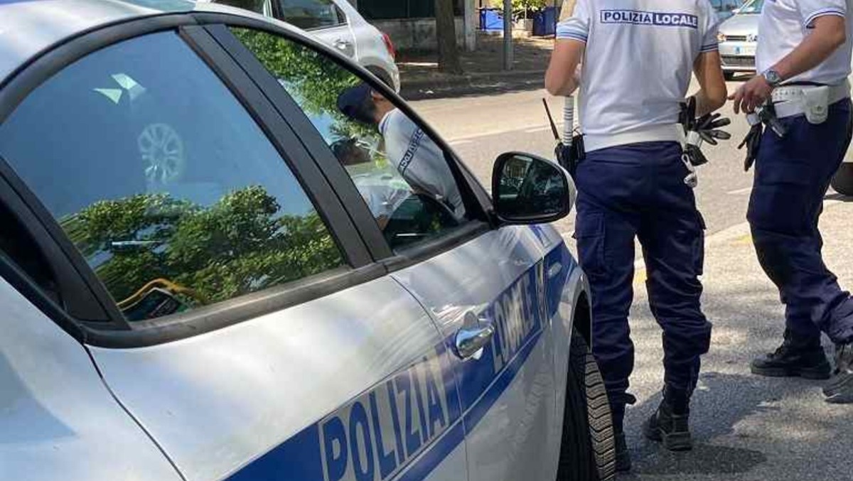 Fa una manovra pericolosa, la Polizia locale lo ferma: 27enne guidava senza patente da sempre - 