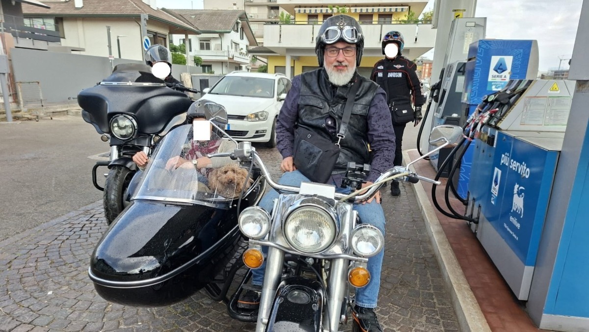 Perde il controllo del sidecar e finisce fuori strada: Sebastiano muore a 55 anni - 