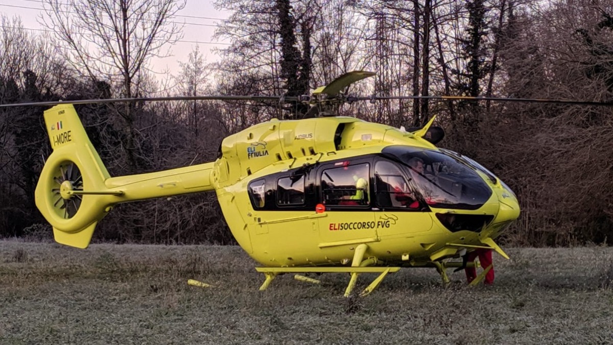 Bimbo di 5 anni si arrampica alla finestra e precipita nel vuoto: elitrasportato a Udine - 