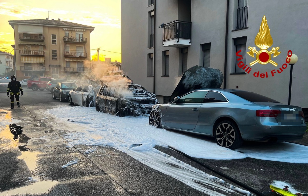 Incendio all’alba: tre auto completamente avvolte dalle fiamme - 