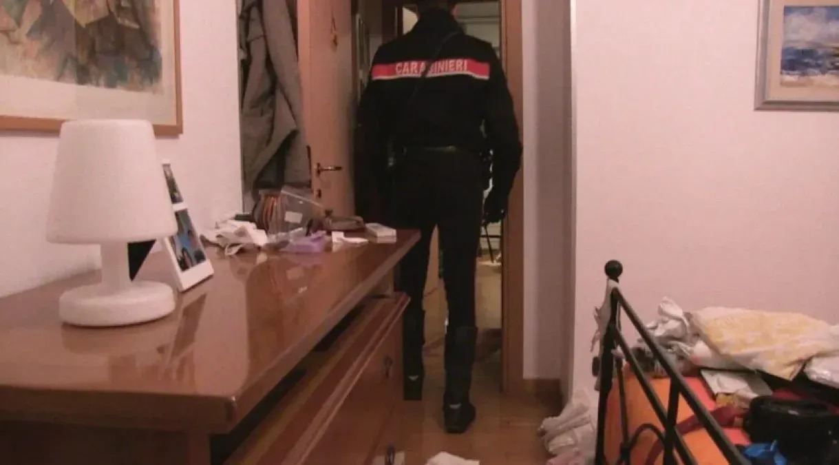 Furto notturno a Mejaniga, casa messa a soqquadro mentre il proprietario riposa in soggiorno - 