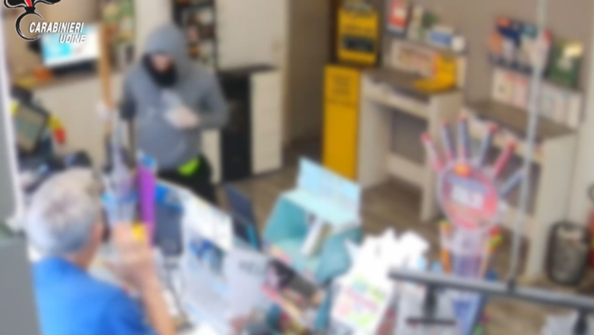 Udine, arrestato un 25enne: contestati un colpo in tabaccheria e un furto in un alimentari