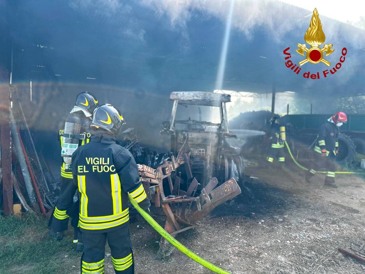 Trattore prende fuoco nel capanno: le fiamme rischiano di distruggere tutto | FOTO - 