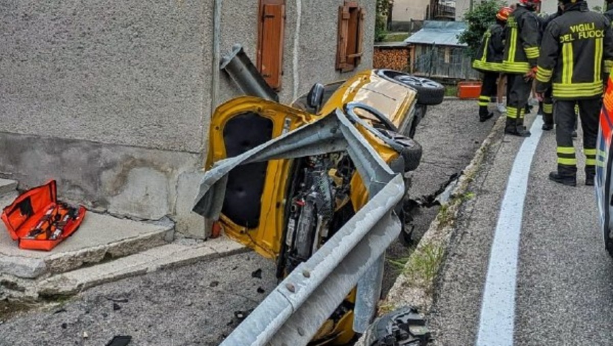 Sfonda con l'auto il guardrail e finisce fuori strada: conducente ferito - 