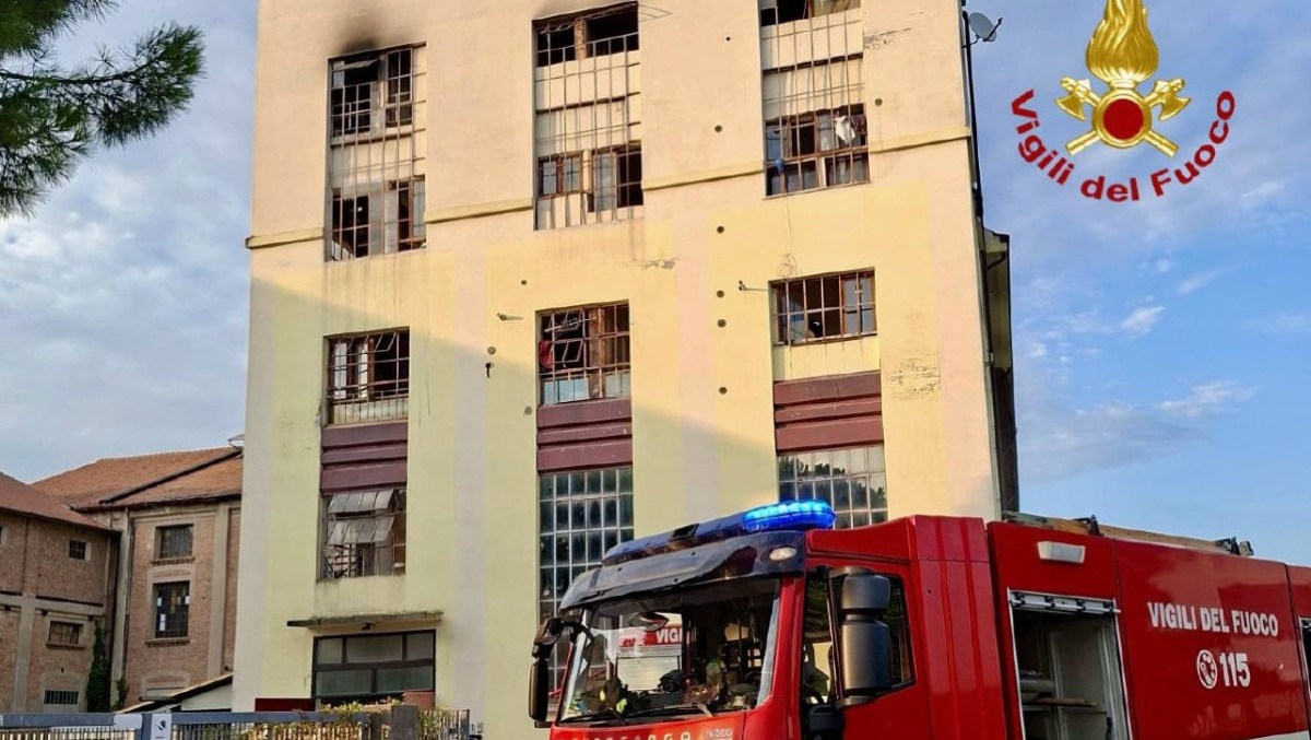 Incendio in appartamento, palazzina di 16 abitazioni evacuata: stabile inagibile - 