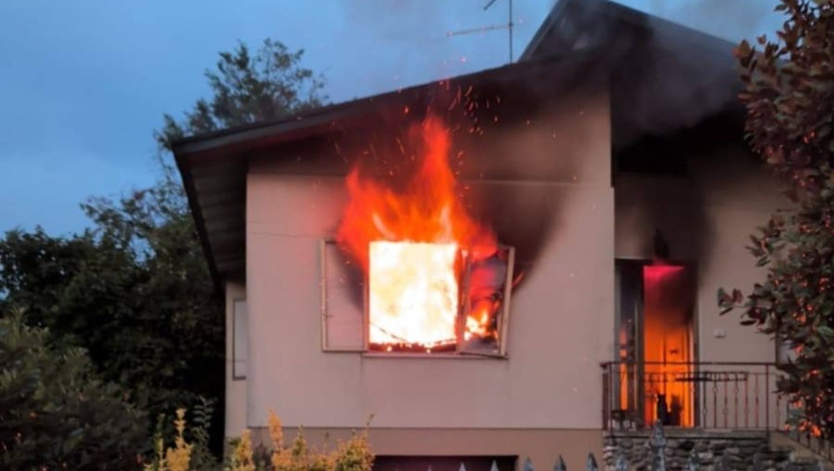 Fiamme in una casa di via Caldella a Pieve di Soligo, notte di intervento per i pompieri