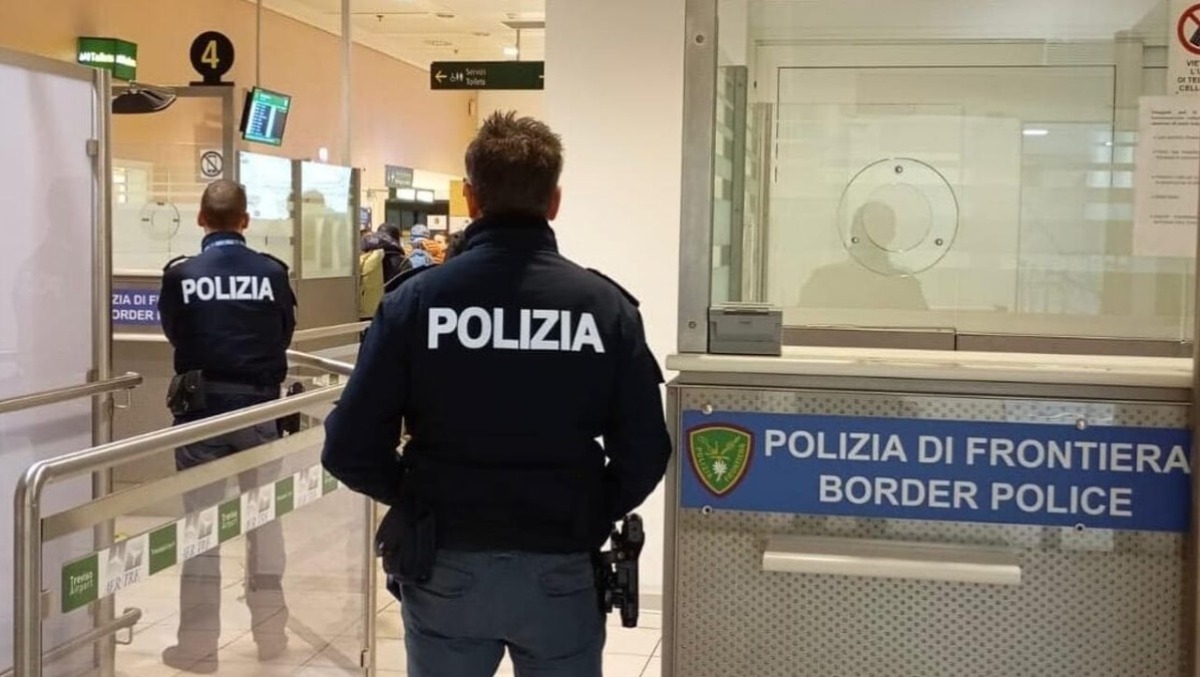 L'attentato in un centro commerciale veneto: «Voleva mettere una bomba». Espulso un 22enne. - 
