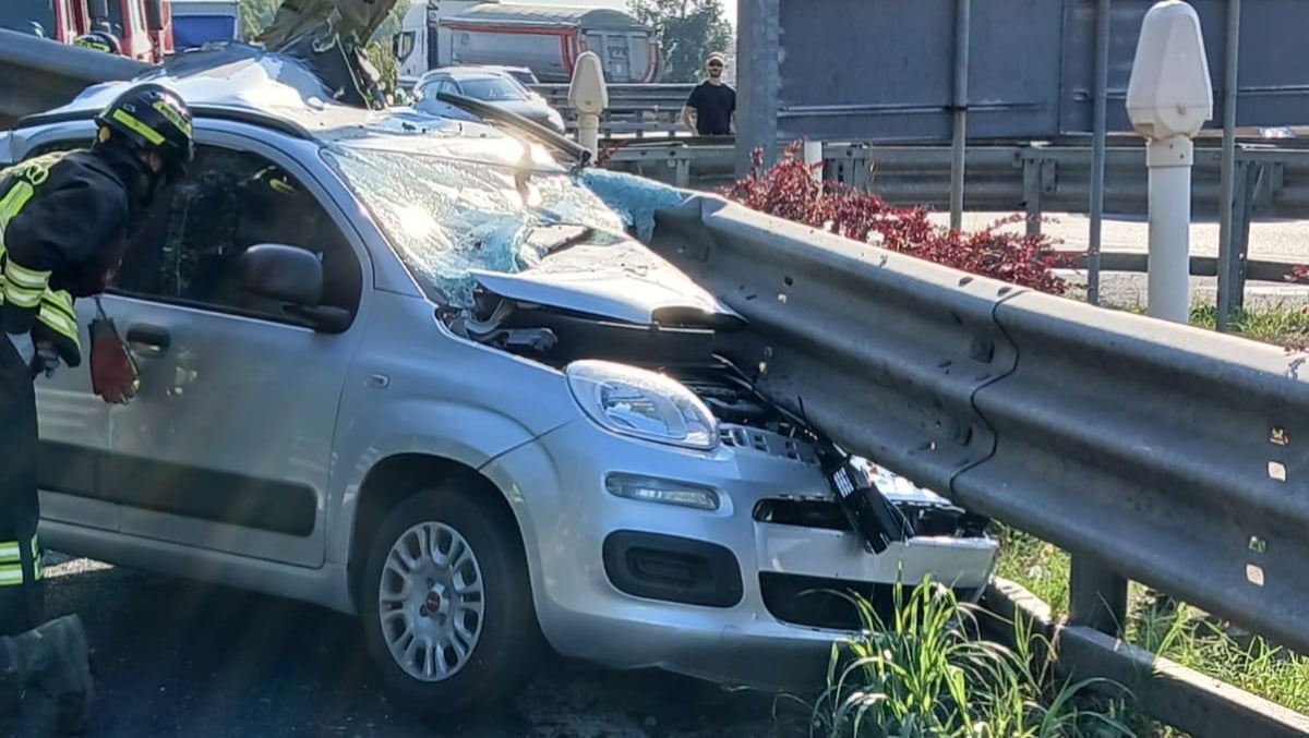 Imbocca l’area di servizio e si schianta contro la barriera: morto il conducente - 