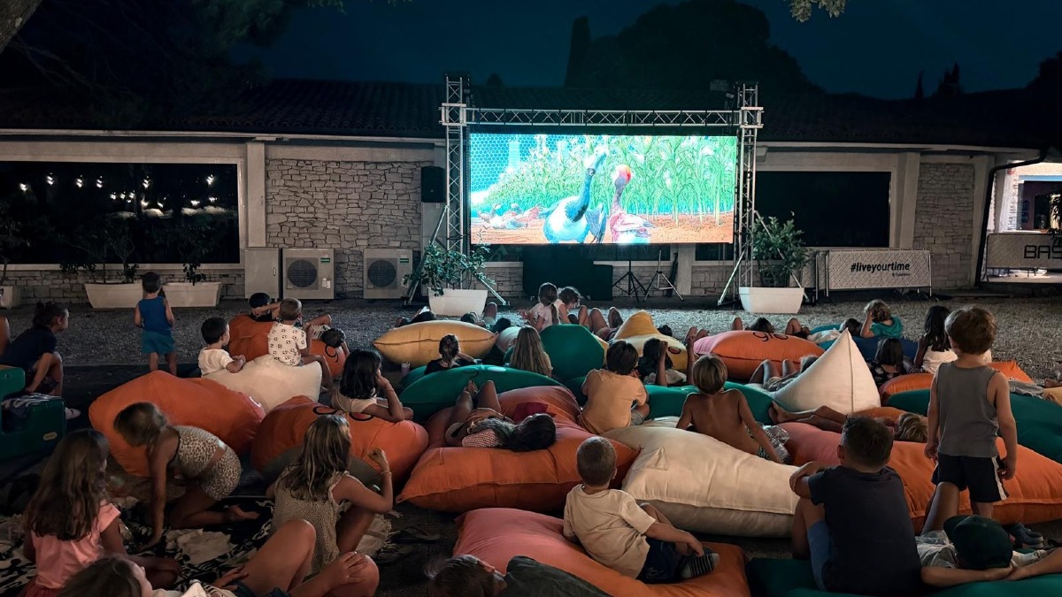 Ferragosto 2026 a Sistiana: cinema gratis per bambini e musica al Base Club - 