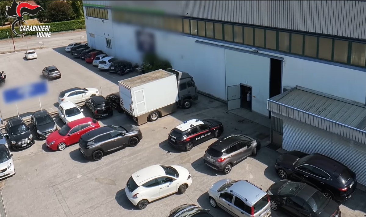 Capannone sotto sequestro a Udine, indagine su un’attività senza autorizzazioni: coinvolte anche auto di pregio