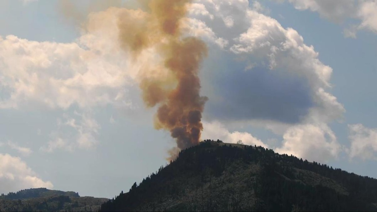 Cermis, evacuati gli edifici in quota: 60 Vigili del Fuoco contro l’incendio nel bosco - 