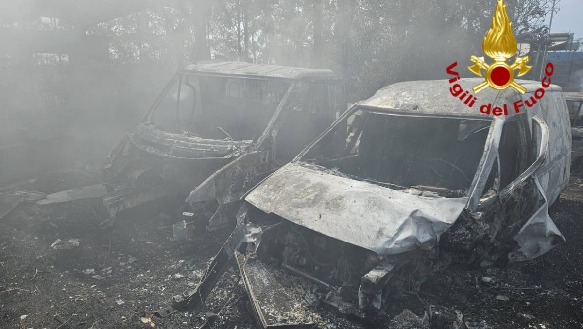 Incendio a Vedelago, bruciano 5 auto e un furgone: nel deposito anche bombole di GPL - 