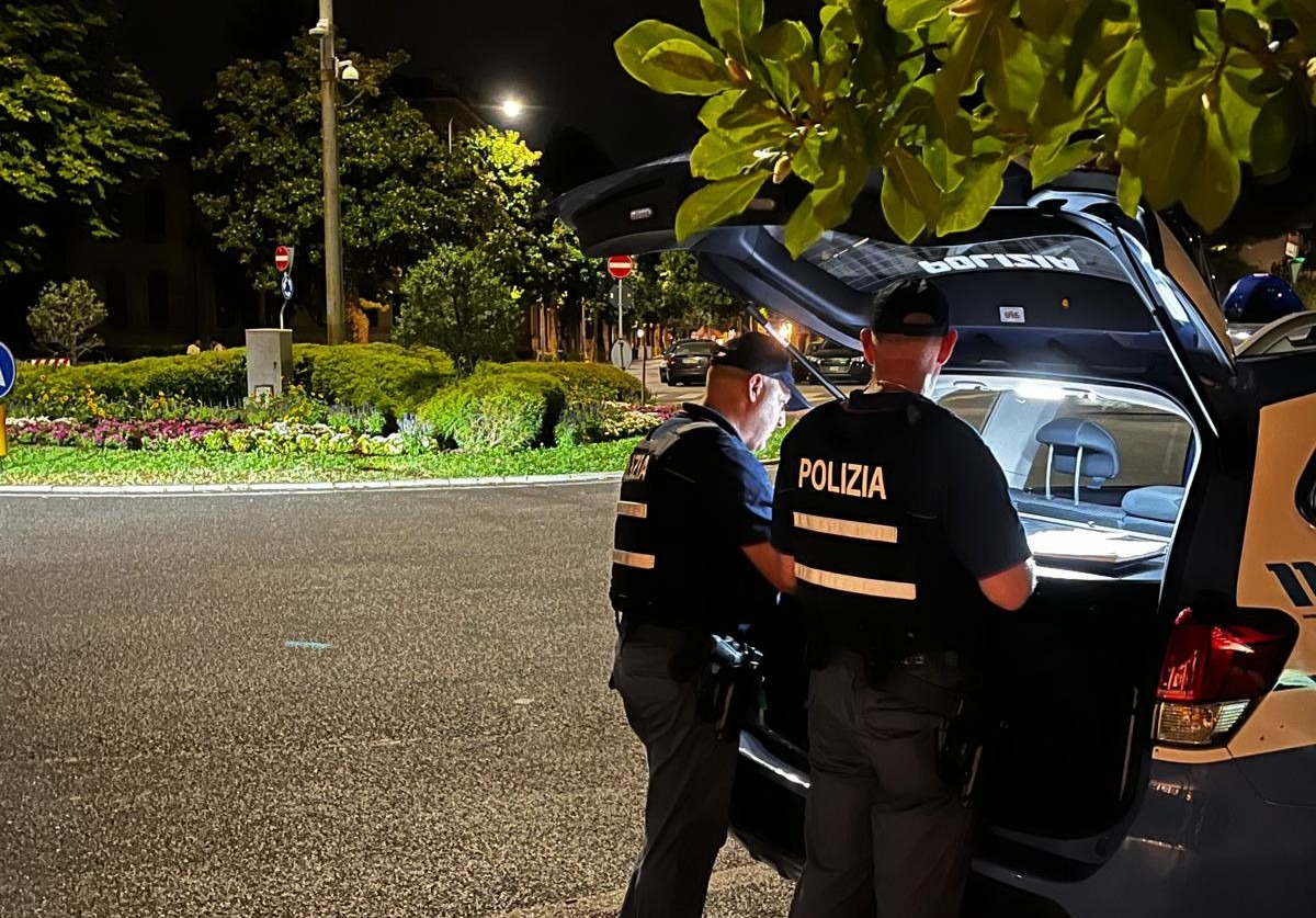 Controlli a tappeto a Udine tra stazione e centro: trovato hashish e 227 persone identificate - 