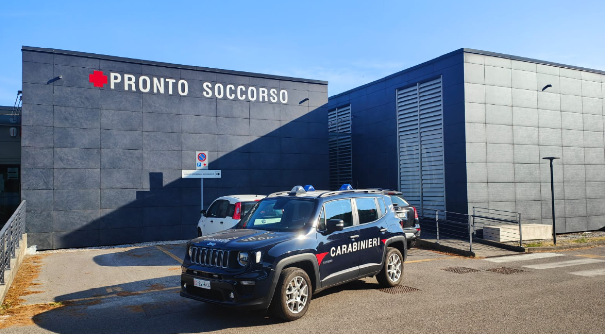 Lignano, va al Pronto soccorso con bastone e coltello nascosti nei pantaloni - 
