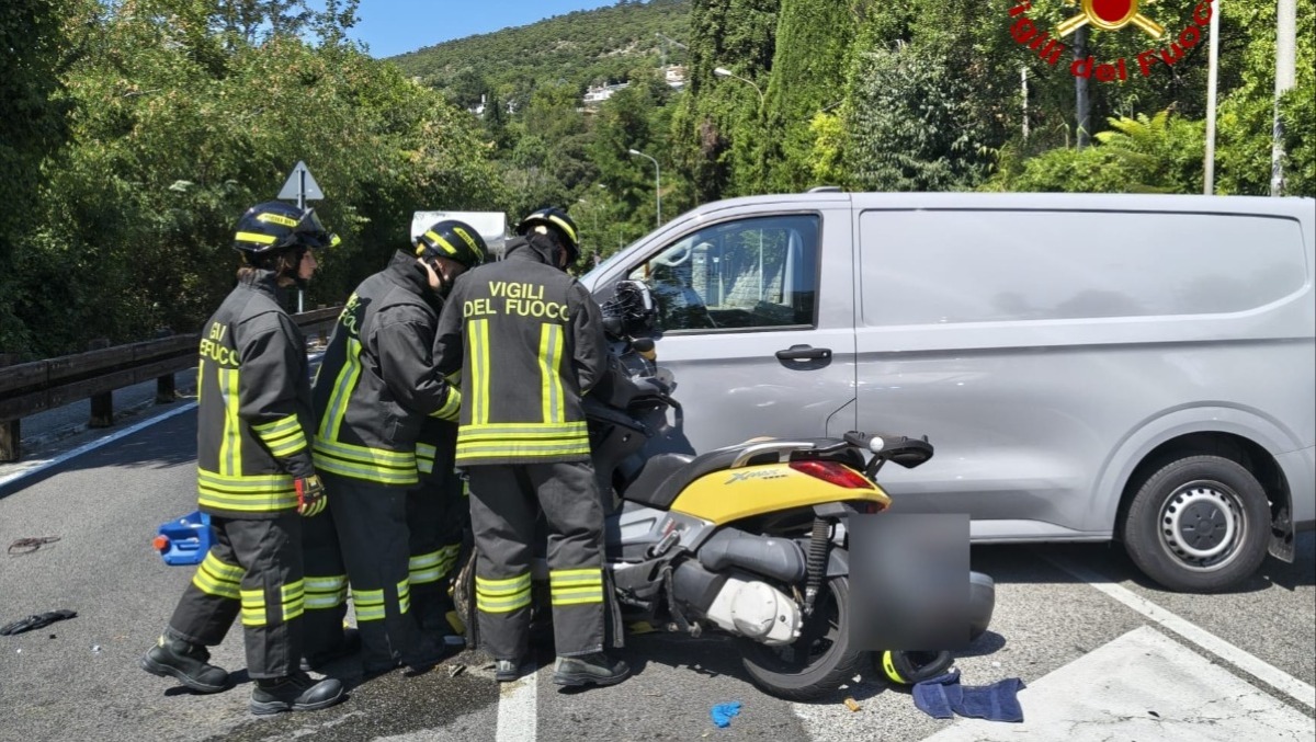 Scontro tra furgone e scooter sulla Costiera: un ferito, soccorsi a Grignano - 