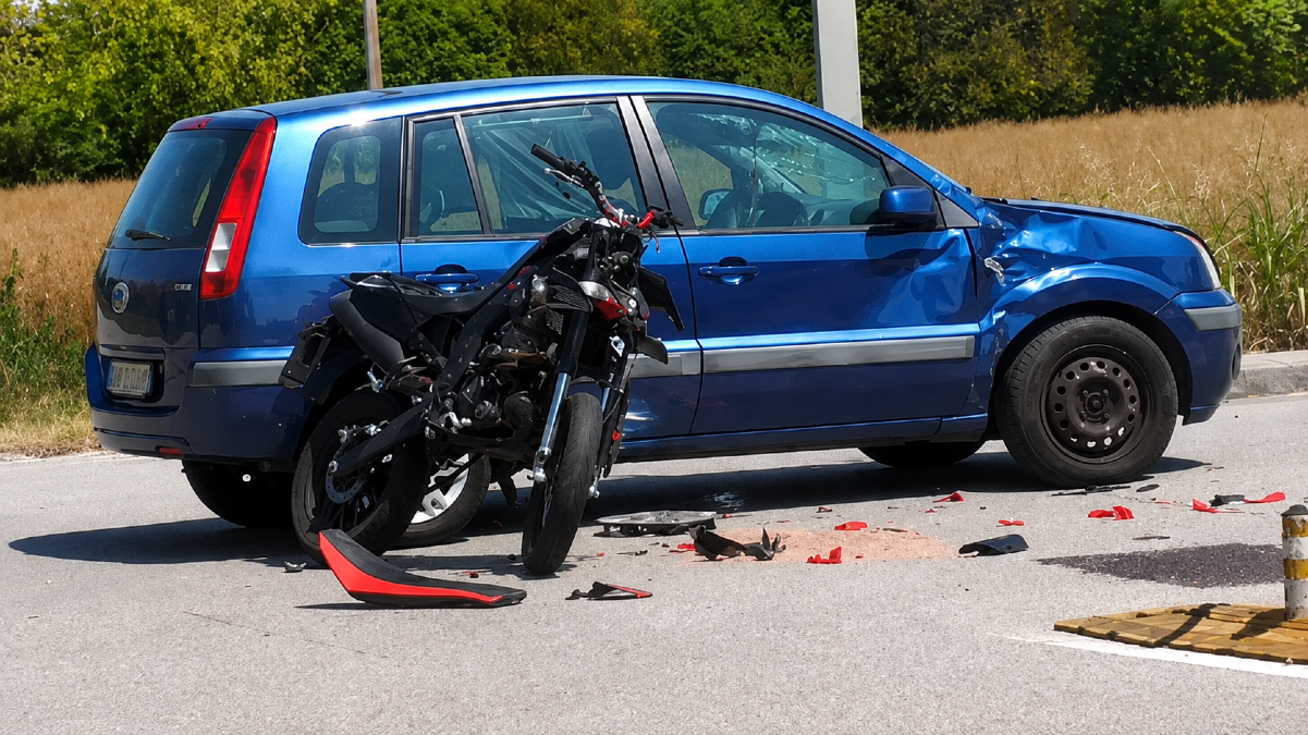 Fontanafredda, ragazzo ferito in moto dopo l’impatto con un’auto: trasferito a Udine in elicottero - 