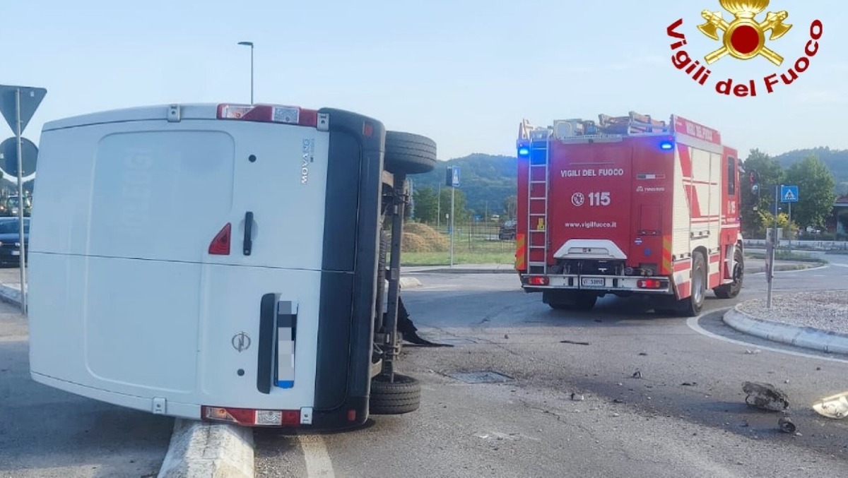 Perde il controllo del furgone, centra il cordolo della rotatoria e si ribalta - 