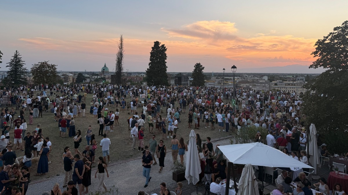 Eclissi di Sole a Udine, circa 2mila persone al Castello per il picco al 91% - 