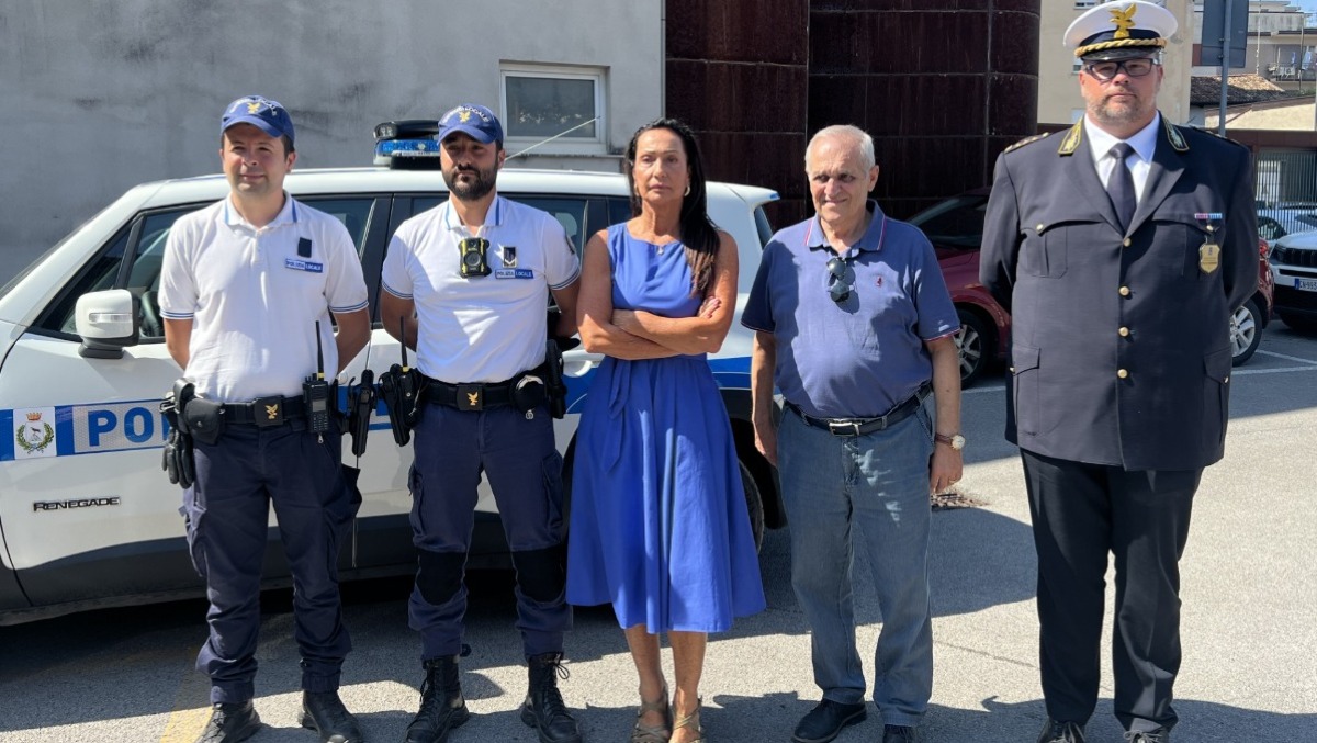 Polizia locale armata a Monfalcone: da oggi agenti in strada con le Glock 17 - 