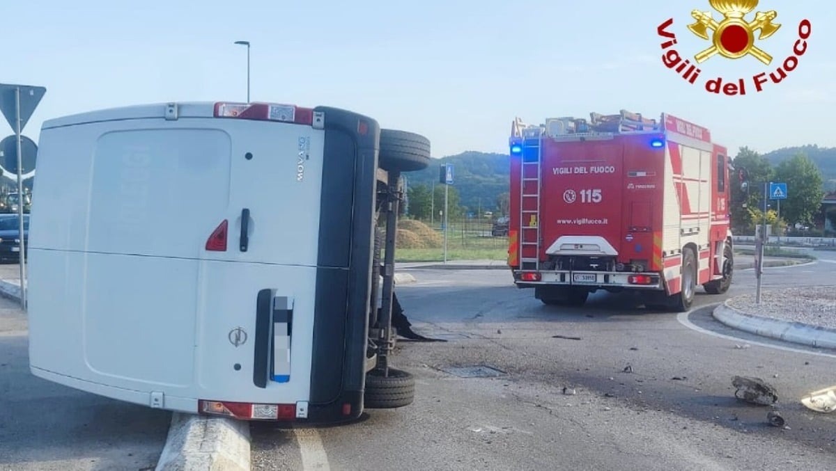 Monteviale, furgone rovesciato all’ingresso della rotatoria di via delle Mure - 
