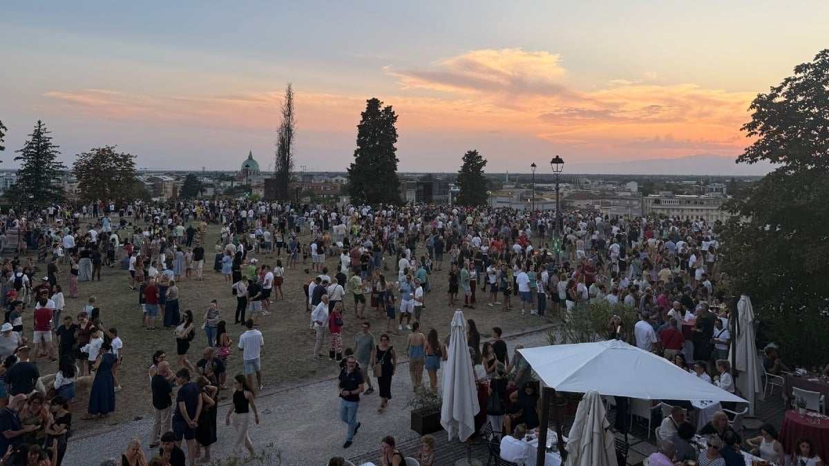 Udine guarda il cielo dal Castello: in migliaia per l’eclissi al tramonto - 