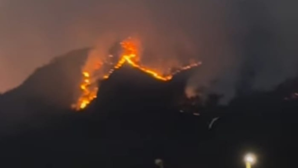 Emergenza incendi in FVG, l'Amariana fa paura: strade chiuse. Il bollettino - 