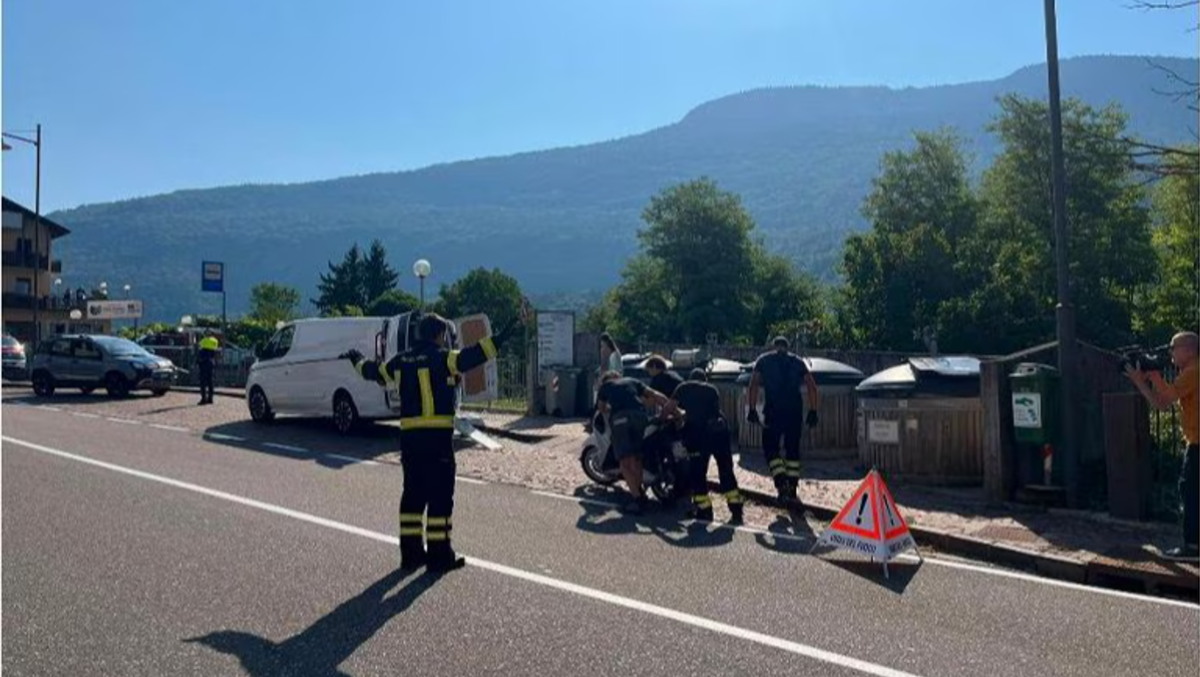 Cristiano Maino si schianta contro il camion dei rifiuti e muore a 21 anni - 