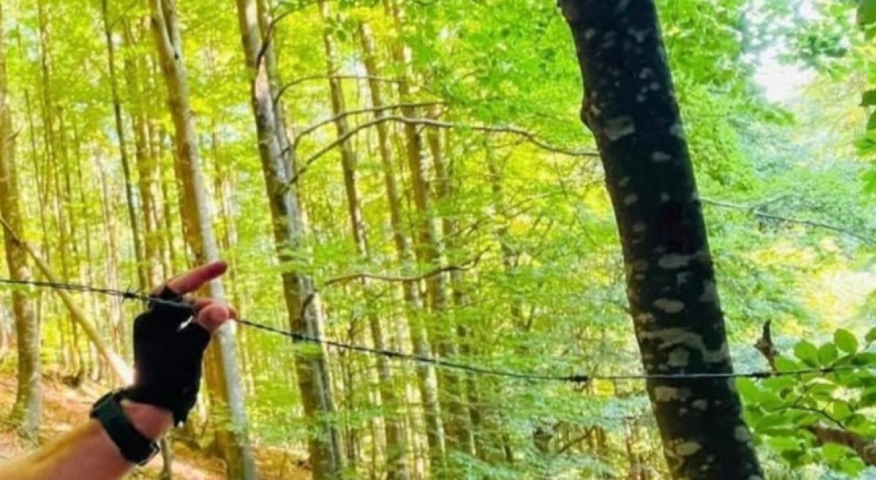 Filo spinato ad altezza d’uomo sul sentiero percorso da ciclisti e podisti - 