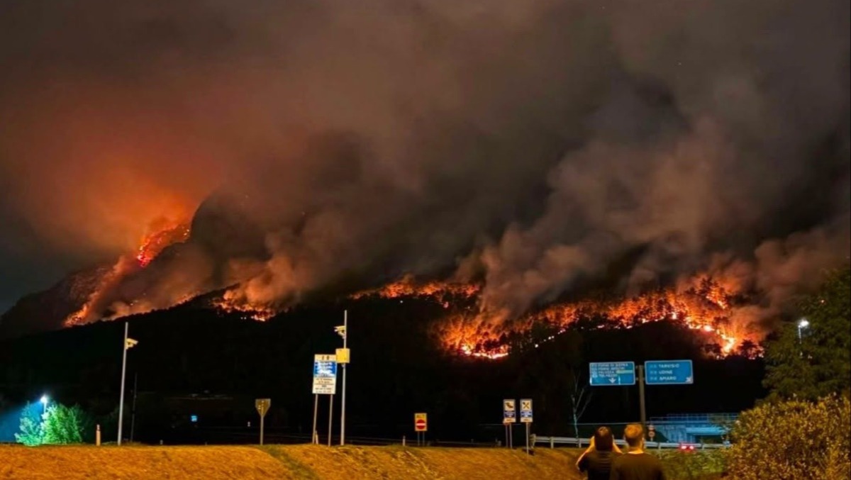 L’Amariana continua a bruciare, niente spettacolo pirotecnico al Lago dei Tre Comuni - 