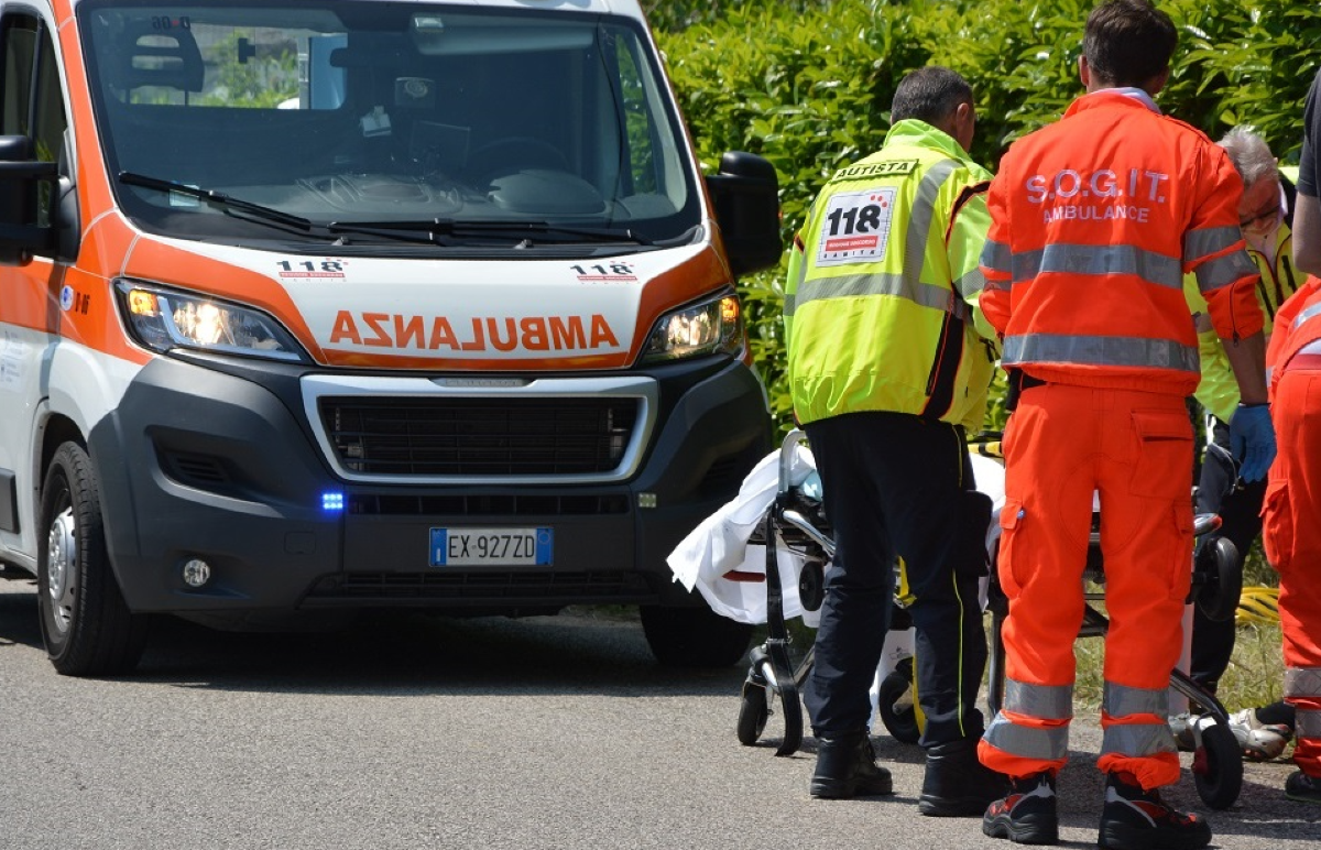 Auto investe un bambino e si schianta contro un negozio | VIDEO - 