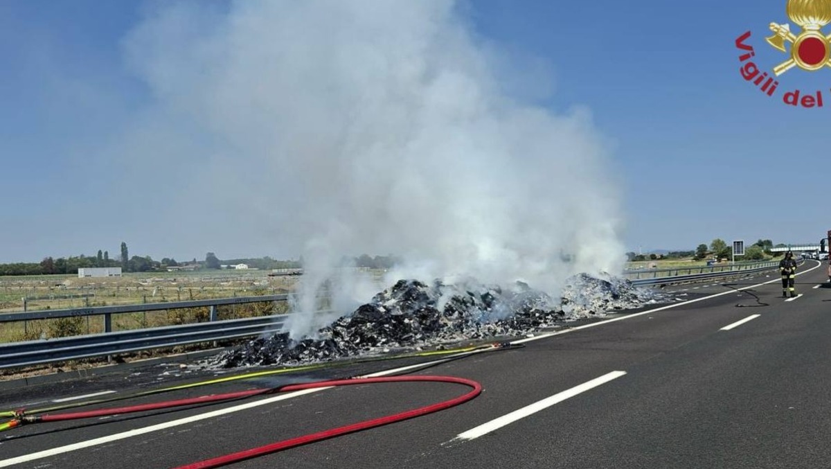 Camion con il carico in fiamme provoca diversi incendi lungo l’A31: autostrada chiusa - 