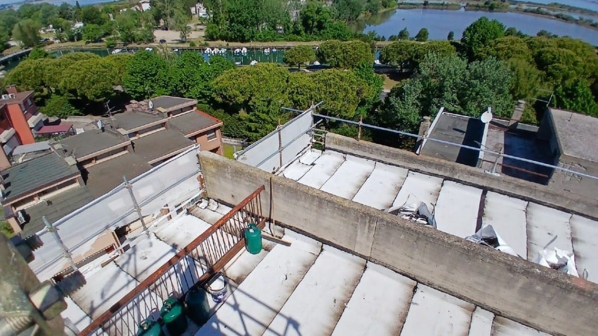 Grado, concluso il cantiere sul palazzo di via Reparo Largo: copertura rifatta per 37 alloggi - 