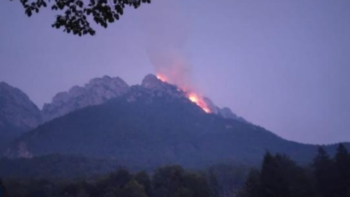 Fiamme sulla cresta del Palavierte: "l’incendio può passare sull’altro versante" - 