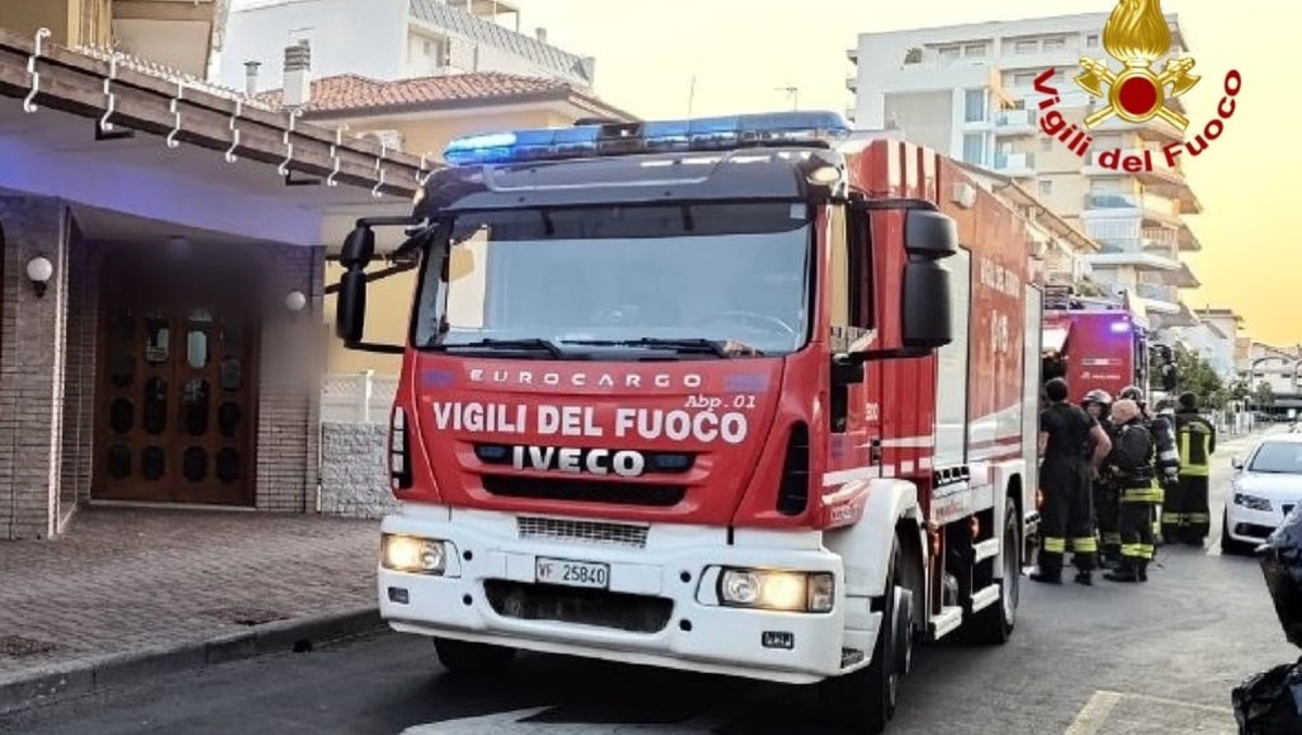 Incendio all’alba di Ferragosto a Lignano: fiamme nella cucina di un locale - 