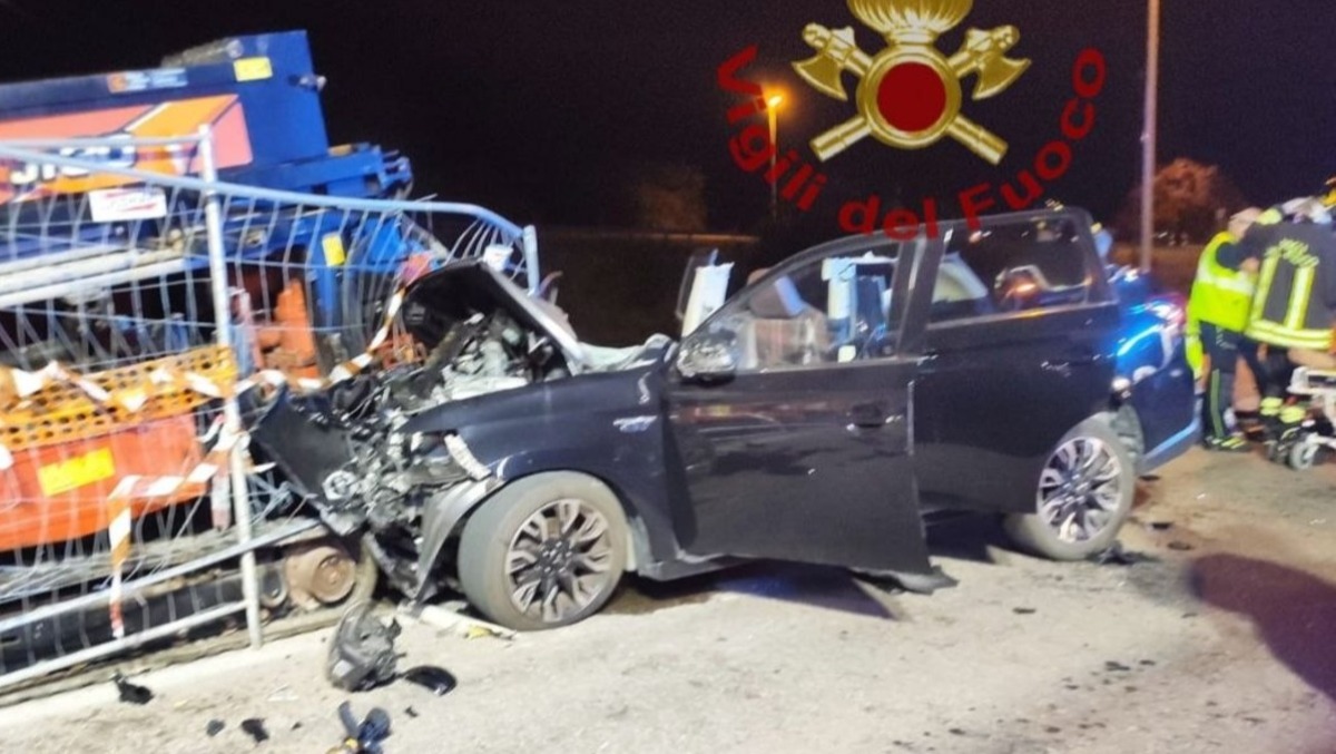 Schianto nella notte di Ferragosto: auto piomba contro un cantiere sulla Statale - 