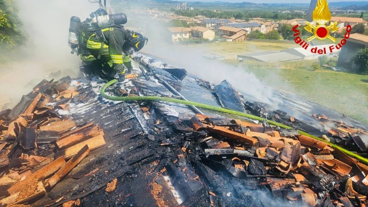 Ancora un incendio dai pannelli fotovoltaici: brucia il tetto di un’abitazione - 