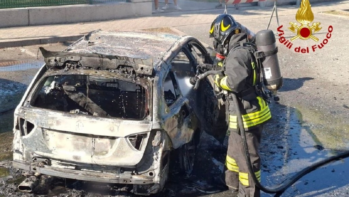 Vigonovo di Fontanafredda, BMW avvolta dalle fiamme nel parcheggio della chiesa - 
