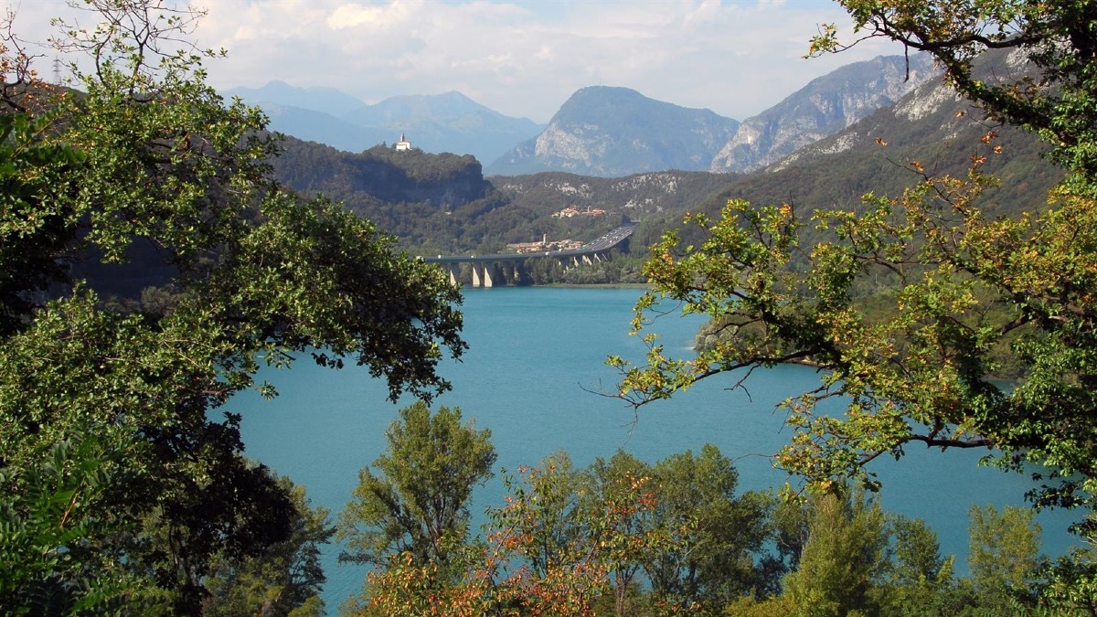 Maxi emergenza sanitaria a Cavazzo: una cinquantina di scout colpiti da malori - 