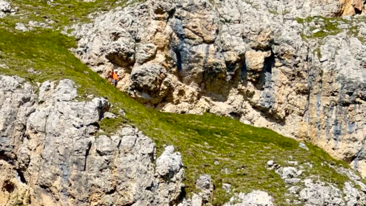 Resta sospesa nel vuoto sulla parete: alpinista recuperata con il verricello - 