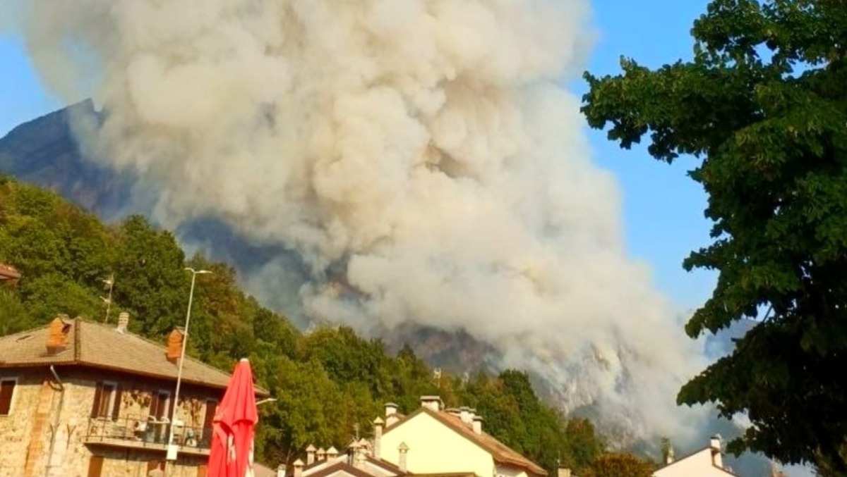 Il fuoco raggiunge anche l’Amarianute, nuovo incendio sul Monte Dobis: la situazione  - 